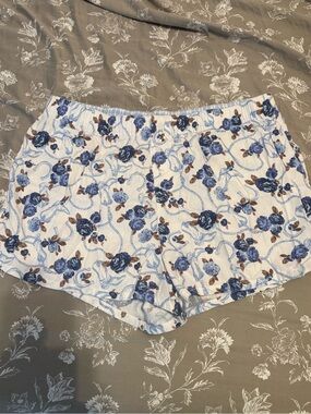 Lounge Shorts in blue country floral
